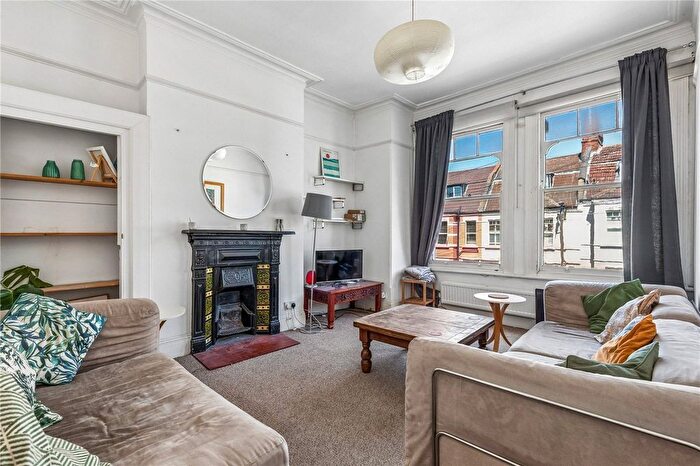 3 Bedroom Flat For Sale In Moring Road, London, SW17