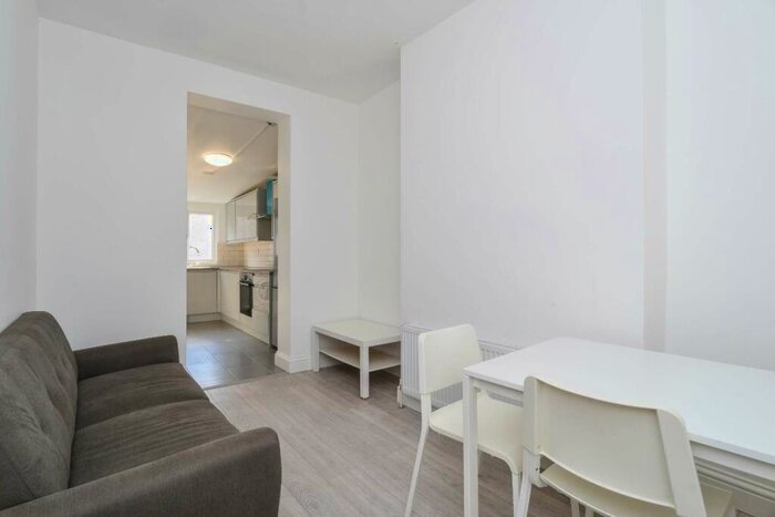 4 Bedroom Flat To Rent In Camberwell Church Street, Camberwell, London, SE5