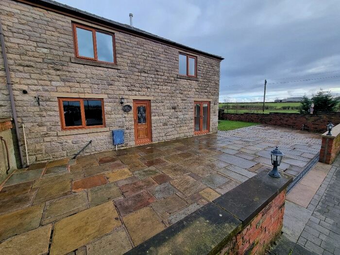 4 Bedroom Barn Conversion To Rent In Moss Hall Road, Heywood, Lancashire, OL10