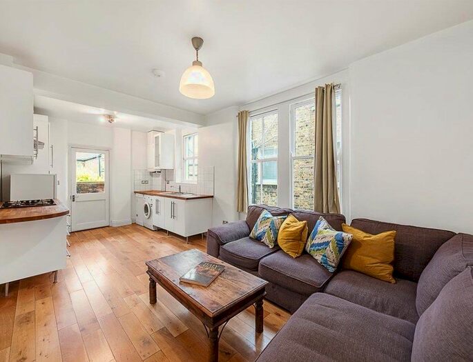 3 Bedroom Flat To Rent In Queenstown Road, Battersea, SW8