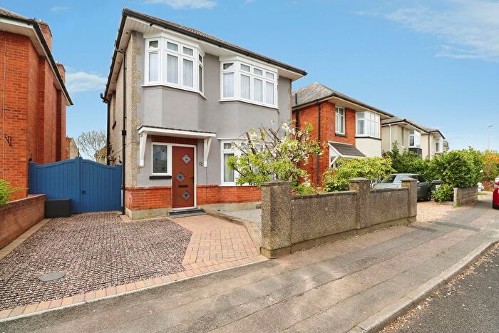 3 Bedroom Detached House For Sale In Victoria Avenue, Bournemouth, BH9