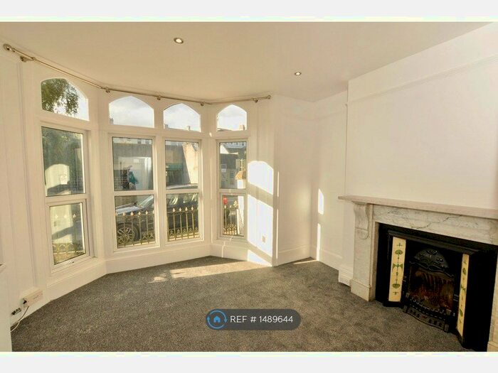 2 Bedroom Flat To Rent In Napier Terrace, Plymouth, PL4