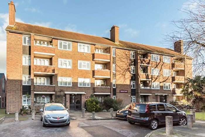 2 Bedroom Flat To Rent In Grove Road, Barnes, SW13