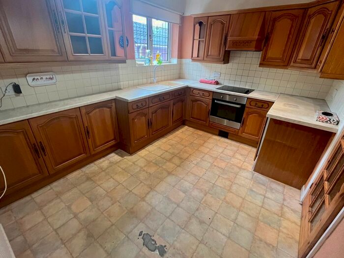 2 Bedroom Semi-Detached Bungalow For Sale In Towers Avenue, Maghull, Liverpool, L31