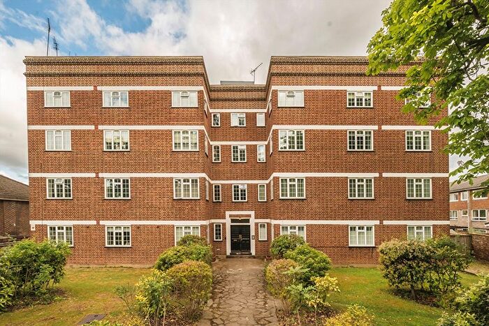 3 Bedroom Flat To Rent In Mount Avenue, Ealing, W5