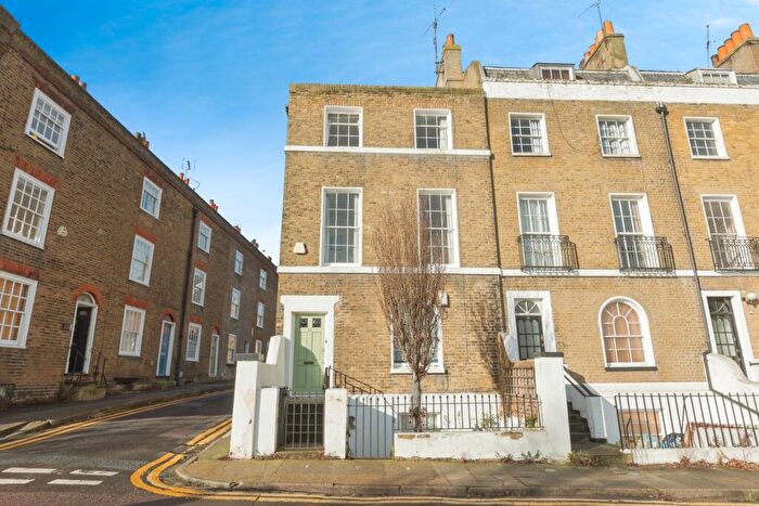 3 Bedroom Flat For Sale In Milton Place, Gravesend, Kent, DA12