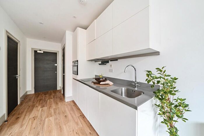 Flat To Rent In Lawrence Road London, N15