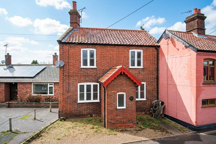 3 Bedroom Semi Detached House For Sale In The Street, Earsham, Bungay, NR35
