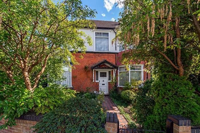 4 Bedroom Semi-Detached House For Sale In Loveday Road, Ealing, W13