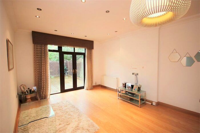 2 Bedroom Flat To Rent In Dollis Park, Finchley, N3