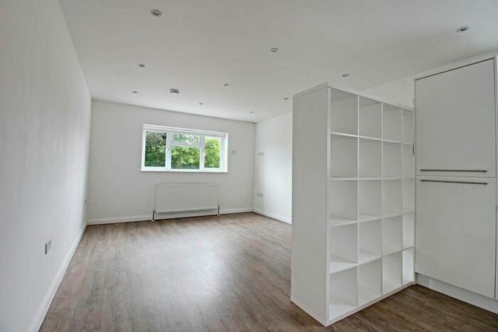 Terraced House To Rent In Finchley Road, London, NW11