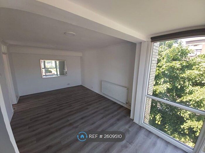 2 Bedroom Flat To Rent In West Court, London, E17