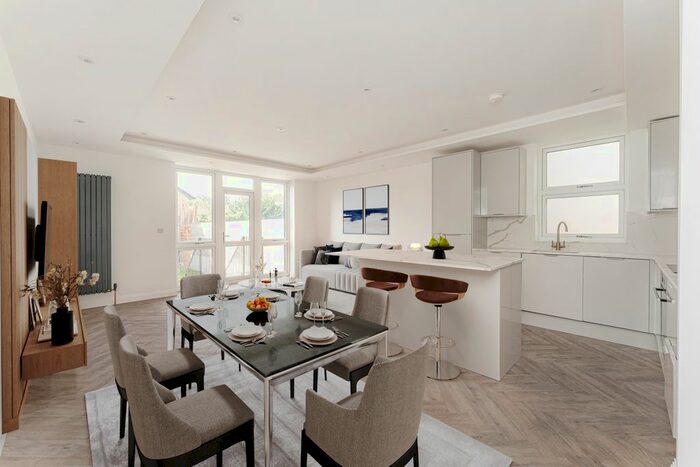 2 Bedroom Flat To Rent In Meadowcroft Road, London, N13