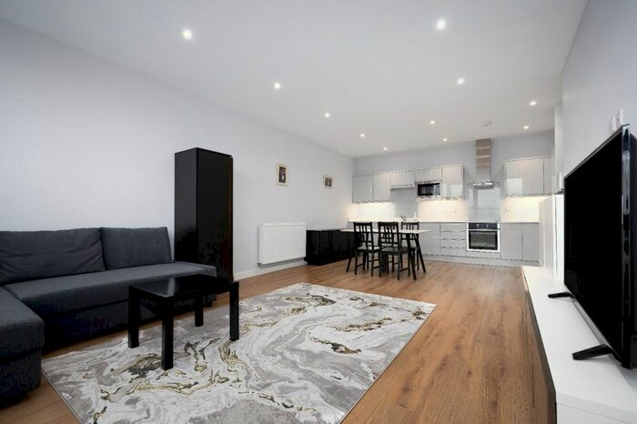 2 Bedroom Property To Rent In Darkes Lane, Potters Bar, EN6