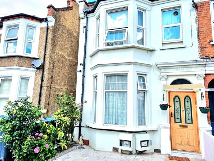 2 Bedroom Flat For Sale In Hartley Road, Croydon, CR0