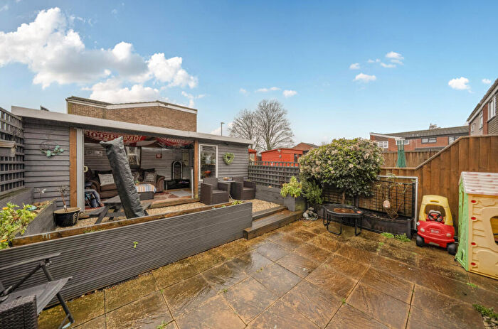 3 Bedroom End Of Terrace House For Sale In Colingsmead, Eldene, Swindon, SN3