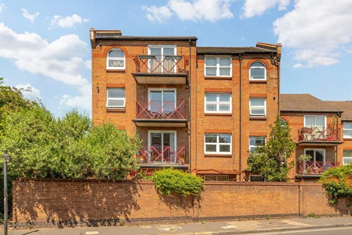 2 Bedroom Flat For Sale In Earlston Grove, Homerton, E9