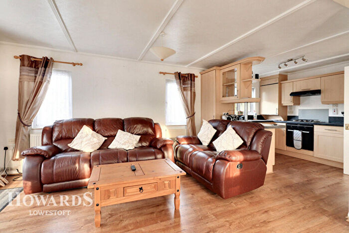 3 Bedroom Chalet For Sale In Beach Farm, Arbor Lane, Lowestoft, NR33