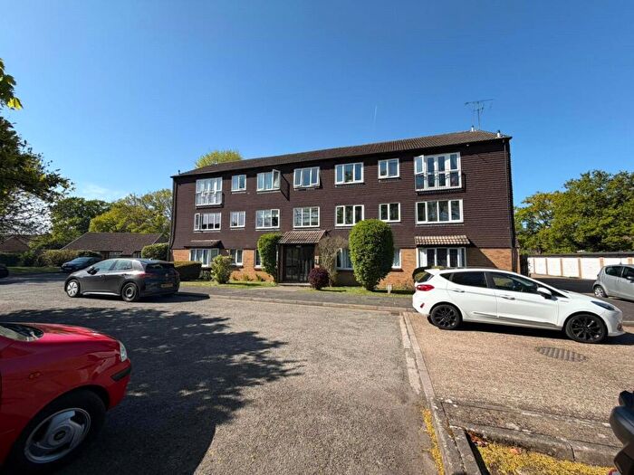 2 Bedroom Apartment For Sale In Hallington Close, Woking, Surrey, GU21