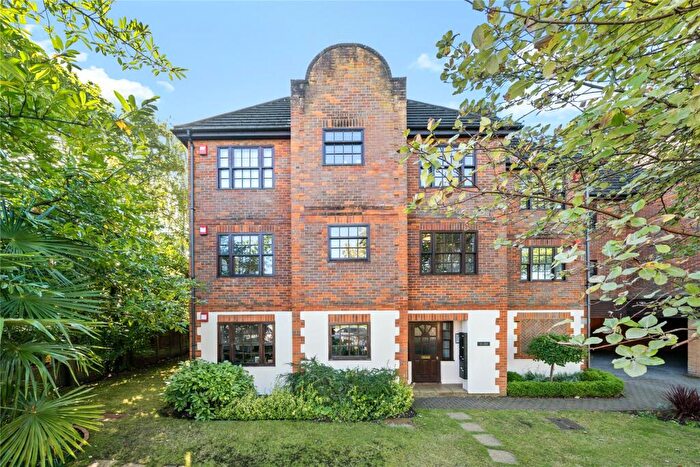 1 Bedroom Flat For Sale In Princes Road, Weybridge, Surrey, KT13