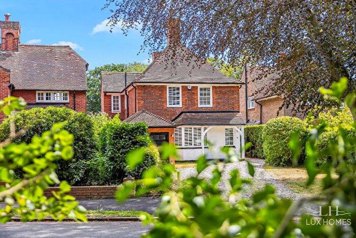 4 Bedroom Detached House For Sale In Reed Pond Walk, Romford, RM2