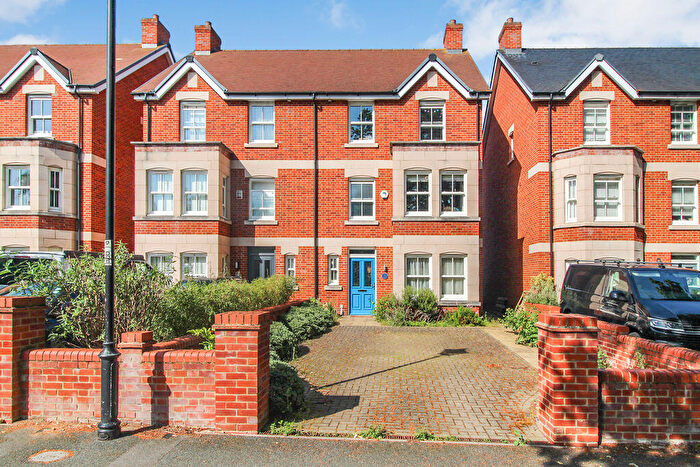 4 Bedroom Semi-Detached House For Sale In Lansdowne Road, Bedford, MK40