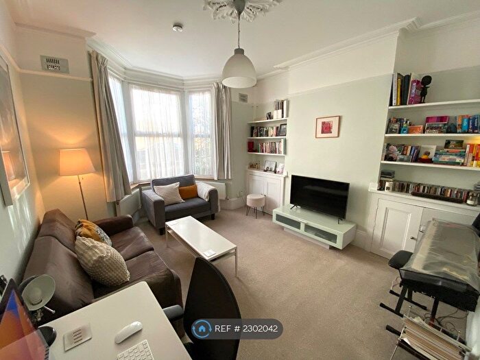 2 Bedroom Flat To Rent In Brixton, London, SW2