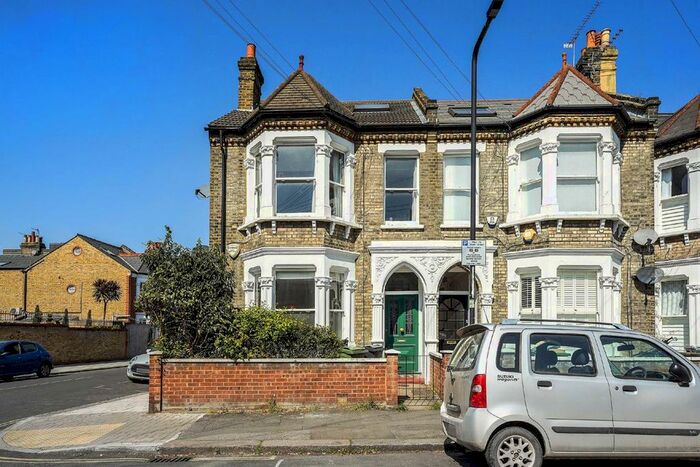 3 Bedroom Flat To Rent In Elms Crescent, London, SW4