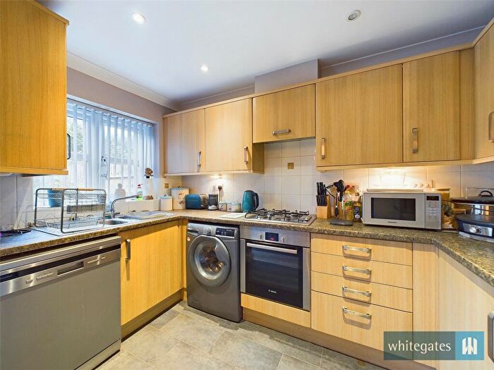 3 Bedroom Town House For Sale In Frogmoor Avenue, Bradford, West Yorkshire, BD12