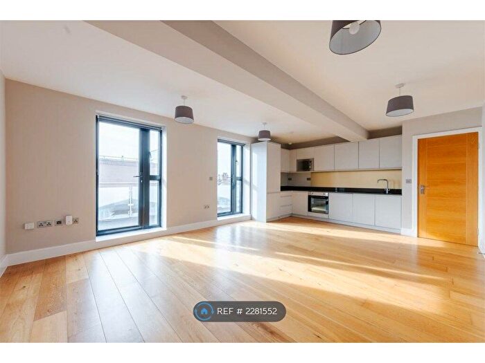 3 Bedroom Flat To Rent In Mare Street, London, E8