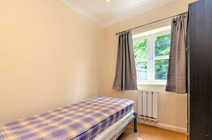 2 Bedroom Flat To Rent In Farnham Road, Guildford, GU2