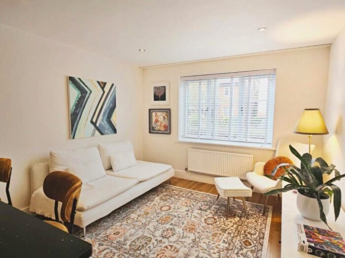 2 Bedroom Flat For Sale In Poplar Road, Hinchley Wood, KT10