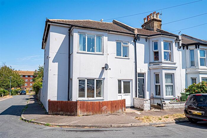 4 Bedroom End Of Terrace House For Sale In West View, Hastings, TN34