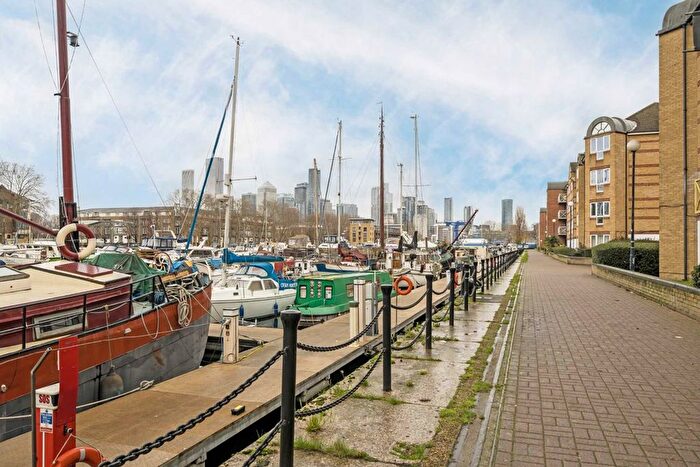 2 Bedroom Flat For Sale In Transom Close, Surrey Quays, SE16