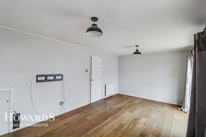 5 Bedroom Semi-Detached House For Sale In Blenheim Avenue, Martham, NR29