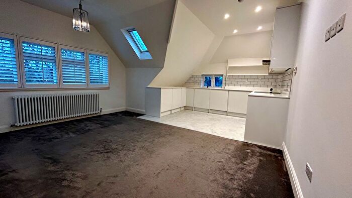 3 Bedroom Flat To Rent In The Avenue, Bushey, WD23