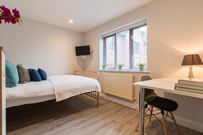 3 Bedroom Flat To Rent In Victoria Road, Leeds, LS6