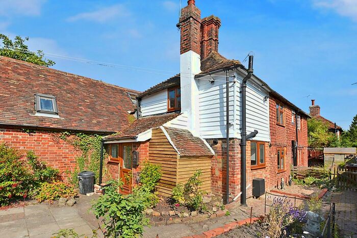 2 Bedroom Cottage To Rent In The Street, Great Chart, TN23