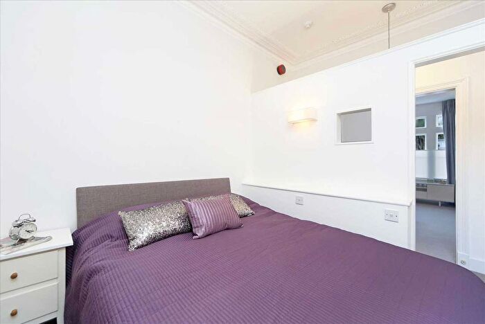 1 Bedroom Flat To Rent In Munster Road, Fulham - Parsons Green, SW6