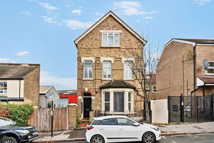 1 Bedroom Flat For Sale In Borough Hill, Waddon, Croydon, CR0