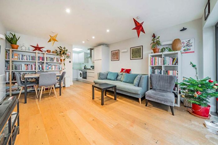 2 Bedroom Flat For Sale In Hornsey Road, London, N7
