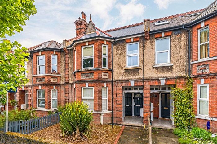 2 Bedroom Maisonette For Sale In Villiers Road, Kingston Upon Thames, KT1