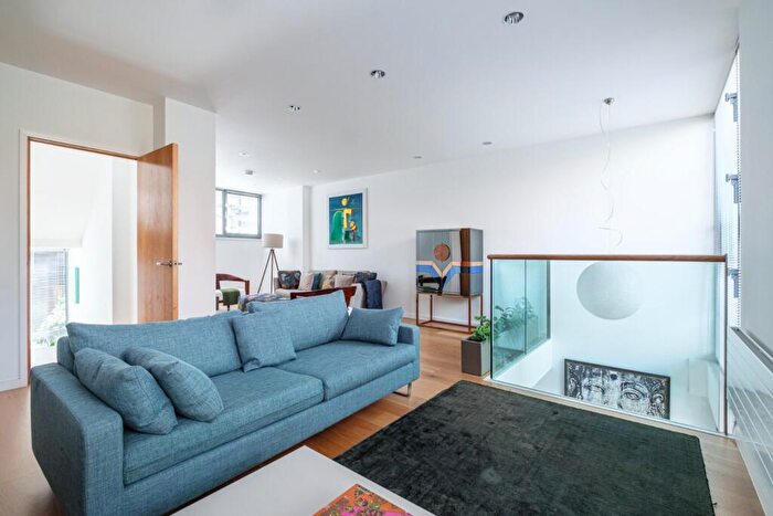 3 Bedroom End Of Terrace House For Sale In Peacock Place, Islington, N1