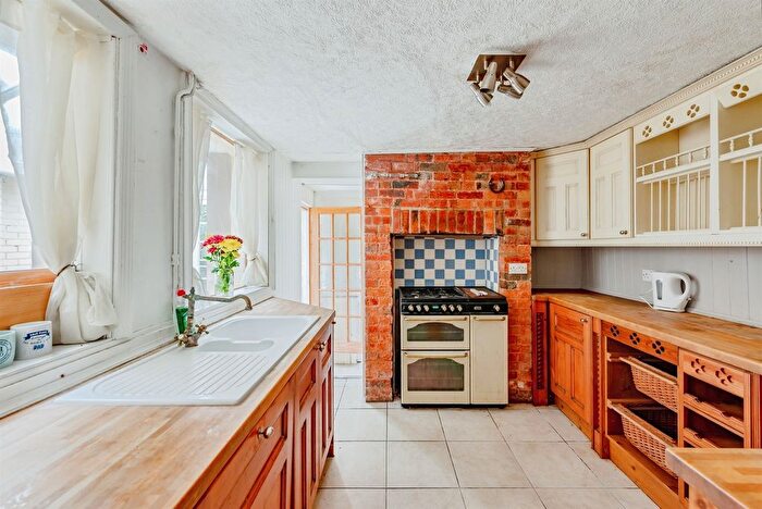 3 Bedroom Link Detached House For Sale In Spencers Road, Crawley, RH11