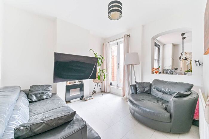 2 Bedroom Flat For Sale In Gipsy Road, West Norwood, London, SE27