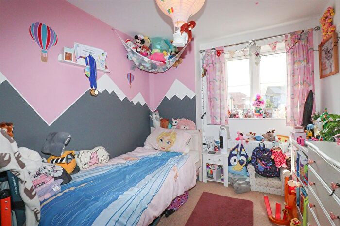 2 Bedroom Flat For Sale In Deadbrook Lane, Aldershot, GU12