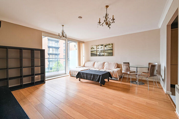 2 Bedroom Flat To Rent In Boardwalk Place, , Canary Wharf, London, E14
