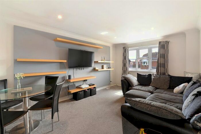 2 Bedroom Flat To Rent In The Ridings, Paddock Wood, Tonbridge, TN12