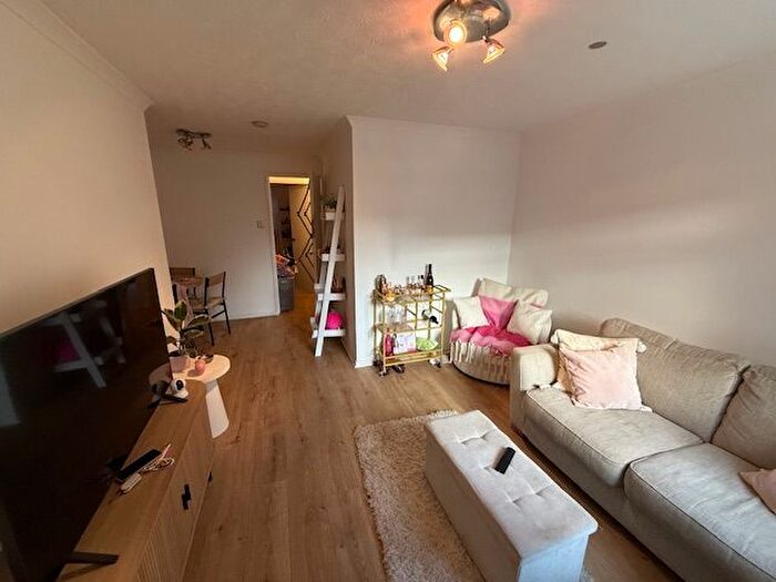 1 Bedroom Flat To Rent In Parsons Close, Staddiscombe, PL9