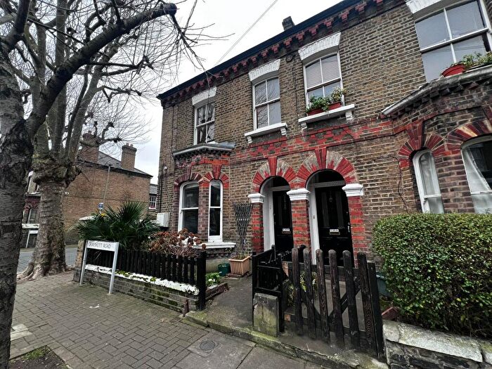 1 Bedroom Flat For Sale In First Floor Flat, Grayshott Road, Battersea, London, SW11